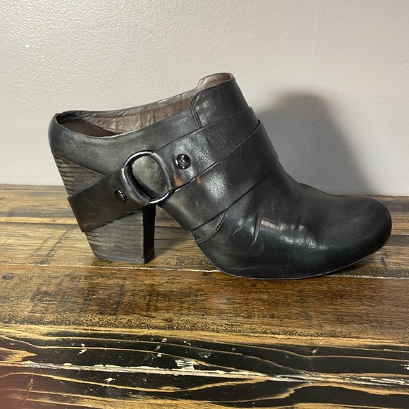 Kork-Ease clogs with wooden heel black size 11/43
Size 11 size 43 one tack gone - Picture 4 of 17